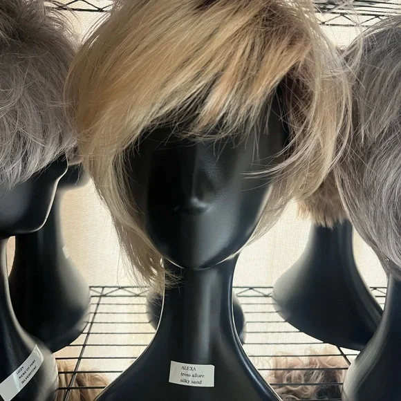 2/7/26 🚨UPDATE ‼️Wig collection.
SALT AND PEPPER.
BLONDE. - Picture 6 of 7